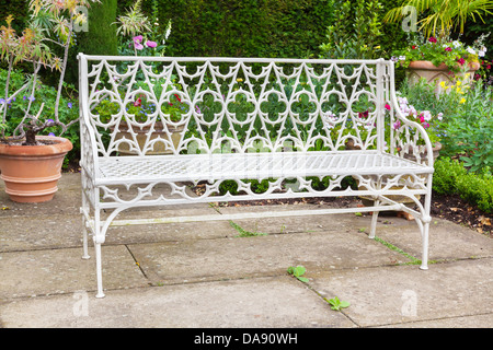 Ancien banc de jardin situé dans un jardin paysager. Banque D'Images