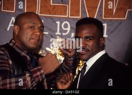 EVANDER HOLYFIELD avec George Foreman.Conférence de presse au Grand Hyatt 1990.l0812.(Image Crédit : © John Barrett/Globe Photos/ZUMAPRESS.com) Banque D'Images