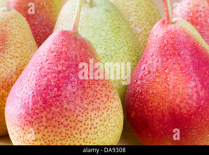 Close up image of forelle poires avec les gouttelettes d'eau Banque D'Images