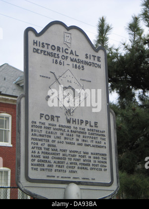 Site historique de Fort WHIPPLE Défenses de Washington 1861-1865 Sur les hauteurs au nord-est se tenait fort Whipple, d'un terrassement bastionnée construite au début de 1863 à l'appui de l'Arlington Line construit en 1861. Il a un périmètre de 640 mètres et 47 emplacements pour les armes à feu. Après la guerre, le Fort Whipple a été maintenu comme un poste militaire permanent. En 1880, l'anem a été changé à Fort Myer en l'honneur du général Albert J. Myer, ancien commandant de poste et premier officier en chef des transmissions de l'armée des États-Unis. Érigée par le comté d'Arlington, Virginie, 1865 Banque D'Images