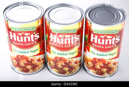 Trois bidons de chasse sans sucre ajouté la Sauce pour pâtes sur compteur blanc Banque D'Images