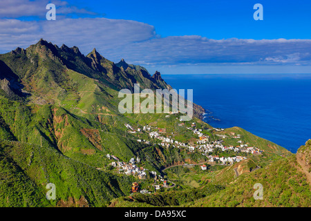 L'Espagne, l'Europe, aux îles Canaries, l'île de Ténérife, Taganana, Tenerife, Teneriffa, bleu, falaise, côte, courbe, célèbre, montagne, pueb Banque D'Images