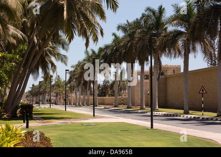 Oman, Dhofar, Salalah, route bordée de palmiers à l'extérieur de Sultan Quaboos bin Said Al Husin Palais Royal Banque D'Images