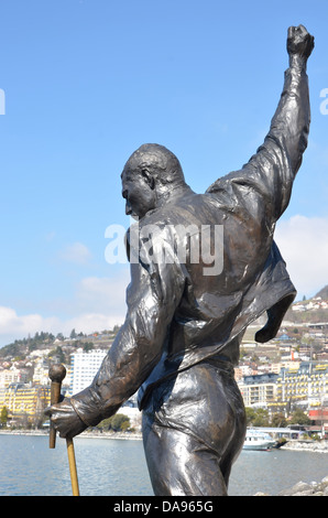 Statue de bronze érigée en l'honneur du chanteur compositeur Freddie Mercury à Montreux sur les rives du lac de Genève, Suisse Banque D'Images