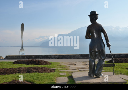 Une statue de bronze de Charlie Chaplin géant regarde la fourchette dans le Léman à Vevey où il a vécu et est mort Banque D'Images