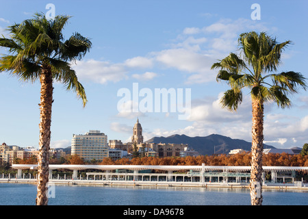 Malaga, Costa del Sol, Andalousie, espagne. La Cathédrale Vue depuis le nouveau Muelle Uno port. Banque D'Images