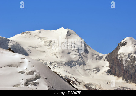 Le sommet et la face nord du Liskamm, dans les alpes suisses du sud au-dessus de Zermatt Banque D'Images