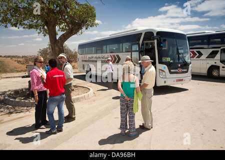 Oman, Mascate, Dhofar, Jabal Auara, Job's Tomb, Nabi Ayoub, croisiéristes sur coach tour Banque D'Images