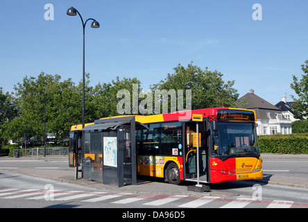 City bus au terminal de bus à la gare de Hellerup au nord de Copenhague Banque D'Images