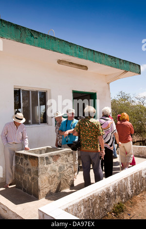 Oman, Mascate, Dhofar, Jabal Auara, Job's Tomb, Nabi Ayoub, les touristes à la recherche de l'empreinte sainte Banque D'Images