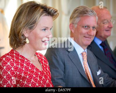 Bruxelles, Belgique. 08 juillet, 2013. Le roi belge Albert II (R), le Prince Philippe et la Princesse Mathilde recevoir les membres du comité chargé des réformes institutionnelles à Bruxelles, Belgique, 08 juillet 2013. Photo : Patrick van Katwijk /afp/Alamy Live News Banque D'Images