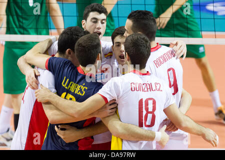 Match de volley-ball ligue européenne, groupe B, l'Espagne contre la Hongrie, Opava, République tchèque, le 6 juillet 2013. Les joueurs de l'Espagne célèbrent leur victoire. (Photo/CTK Petr Sznapka) Banque D'Images