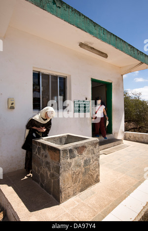 Oman, Mascate, Dhofar, Jabal Auara, Job's Tomb, Nabi Ayoub, les touristes à la recherche de l'empreinte sainte Banque D'Images