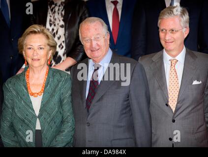 Bruxelles, Belgique. 08 juillet, 2013. Le roi belge Albert II (C), la Reine Paola et le Prince Philippe recevoir les membres du comité chargé des réformes institutionnelles à Bruxelles, Belgique, 08 juillet 2013. Photo : Patrick van Katwijk /afp/Alamy Live News Banque D'Images