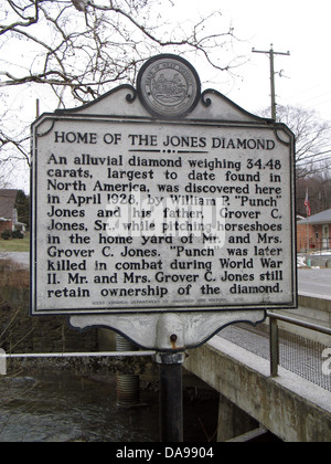 Accueil DE LA JONES Un diamant pesant 34,48 carats de diamants alluviaux, la plus grande à ce jour en Amérique du Nord, a été découvert ici en avril 1928, par William P. 'Punch' Jones et son père, Grover C. Jones, Sr., tandis que les fers de tangage dans la cour d'accueil de M. et Mme Grover C. Jones. 'Punch' a été tué au combat pendant la Seconde Guerre mondiale. M. et Mme Grover C. Jones conservent la propriété du diamant. La Virginie de l'Ouest Ministère des archives et histoire, 1970. Banque D'Images