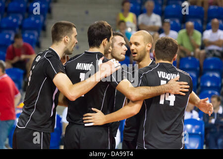 Match de volley-ball ligue européenne, groupe B, l'Hongrie contre le Monténégro, Opava, République tchèque, le 7 juillet 2013. Les joueurs du Monténégro célèbrent la victoire. (Photo/CTK Petr Sznapka) Banque D'Images