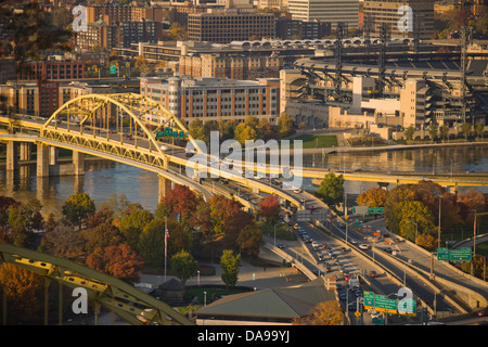 Le FORT DUQUESNE BRIDGE RIVIÈRE ALLEGHENY CENTRE-VILLE DE PITTSBURGH USA PENNSLVANIA Banque D'Images