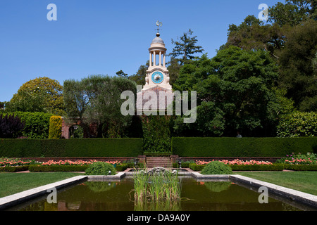 Étang de jardin en contrebas avec tour de l'horloge, Filoli, Woodside, Californie, États-Unis d'Amérique Banque D'Images