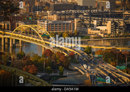 Le FORT DUQUESNE BRIDGE RIVIÈRE ALLEGHENY CENTRE-VILLE DE PITTSBURGH USA PENNSLVANIA Banque D'Images