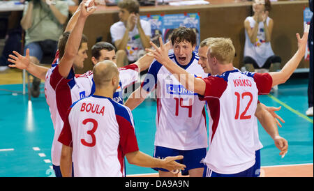 Match de volley-ball ligue européenne, groupe B, la République tchèque contre l'Espagne, Opava, République tchèque, le 7 juillet 2013. Les joueurs tchèques célèbrent la victoire. (Photo/CTK Petr Sznapka) Banque D'Images