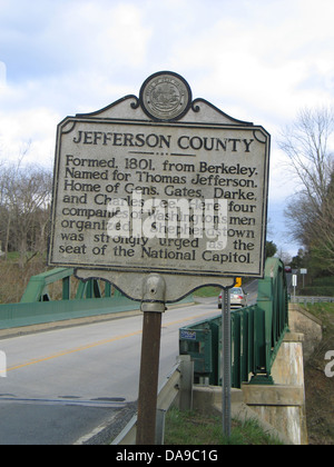 Le Comté de Jefferson formé, 1801, l'université de Berkeley. Le nom de Thomas Jefferson. Accueil des gens. Gates, Darke et Charles Lee. Ici quatre compagnies de Washington's men organisé. Shepherdstown était fortement recommandé que le siège de la capitale. La Virginie de l'Ouest Ministère des archives et histoire, 1974. Banque D'Images