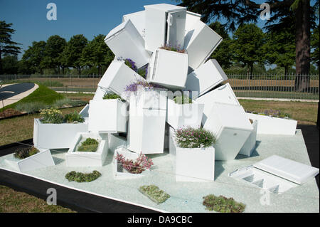 Hampton Court Palace, Surrey, UK. 8 juillet, 2013. Pointe de l'Iceberg, un jardin dans la zone d'inspiration conceptuelle créée à partir d'un réfrigérateur. Conçu par Caroline Tait et Sylvie Hooghe au RHS Hampton Court Palace Flower Show. Credit : Malcolm Park/Alamy Live News Banque D'Images