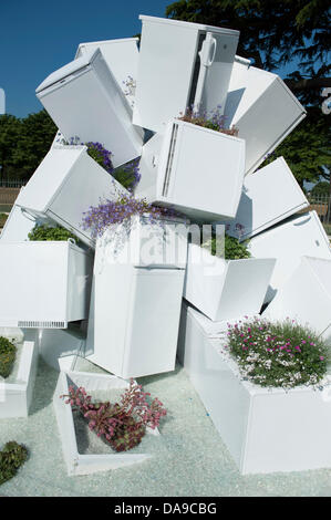 Hampton Court Palace, Surrey, UK. 8 juillet, 2013. Pointe de l'Iceberg, un jardin dans la zone d'inspiration conceptuelle créée à partir d'un réfrigérateur. Conçu par Caroline Tait et Sylvie Hooghe au RHS Hampton Court Palace Flower Show. Credit : Malcolm Park/Alamy Live News Banque D'Images