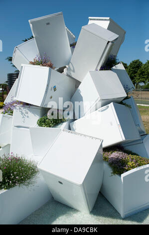 Hampton Court Palace, Surrey, UK. 8 juillet, 2013. Pointe de l'Iceberg, un jardin dans la zone d'inspiration conceptuelle créée à partir d'un réfrigérateur. Conçu par Caroline Tait et Sylvie Hooghe au RHS Hampton Court Palace Flower Show. Credit : Malcolm Park/Alamy Live News Banque D'Images