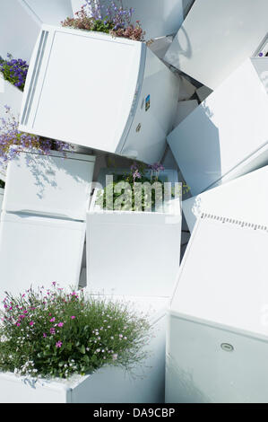 Hampton Court Palace, Surrey, UK. 8 juillet, 2013. Pointe de l'Iceberg, un jardin dans la zone d'inspiration conceptuelle créée à partir d'un réfrigérateur. Conçu par Caroline Tait et Sylvie Hooghe au RHS Hampton Court Palace Flower Show. Credit : Malcolm Park/Alamy Live News Banque D'Images