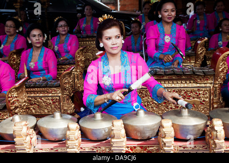 Toutes les femmes de la bande musicale joue à un mariage à Ubud, Bali Banque D'Images