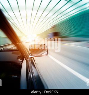 Voiture sur le tunnel avec l'arrière-plan flou Banque D'Images