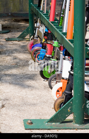Scooters d'enfants alignés à l'école. Banque D'Images