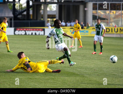 Columbus, OH, USA. 7 juillet, 2013. 07 juillet 2013 : Columbus Crew Ethan Finlay (13) diapositives pour briser un jouer par Portland Timbers Diego Chara (21) au cours de la Major League Soccer match entre les Portland Timbers et les Columbus Crew de Columbus Crew Stadium à Columbus, OH. Le Columbus Crew défait les Timbers de Portland 1-0. Credit : csm/Alamy Live News Banque D'Images