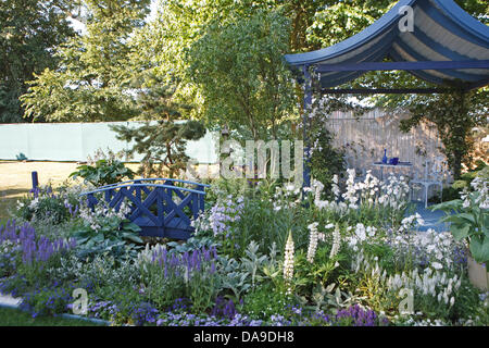 Le Palais de Hampton Court, Royaume-Uni, 8 juillet 2013, un jardin d'été willow pattern en Sue Thomas, de RHS Hampton Court Palace Flower Show 2013 Credit : Keith Larby/Alamy live news Banque D'Images