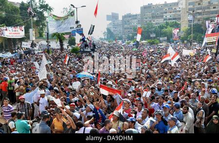 Le Caire, Le Caire, Égypte. 7 juillet, 2013. Les partisans du Président égyptien déchu Mohamed Morsi crier des slogans comme ils le rassemblement à l'El-Adwyia Raba square où ils campent au Caire le 8 juillet 2013. Au moins 51 personnes ont été tuées lundi lorsque des manifestants furieux par le renversement militaire de l'Égypte a élu le président islamiste a déclaré que l'armée a ouvert le feu au cours de la prière du matin à l'extérieur de la caserne du Caire où Morsi est détenu Crédit : Ahmed Asad APA/Images/ZUMAPRESS.com/Alamy Live News Banque D'Images