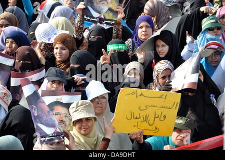 Le Caire, Le Caire, Égypte. 7 juillet, 2013. Les partisans du Président égyptien déchu Mohamed Morsi crier des slogans comme ils le rassemblement à l'El-Adwyia Raba square où ils campent au Caire le 8 juillet 2013. Au moins 51 personnes ont été tuées lundi lorsque des manifestants furieux par le renversement militaire de l'Égypte a élu le président islamiste a déclaré que l'armée a ouvert le feu au cours de la prière du matin à l'extérieur de la caserne du Caire où Morsi est détenu Crédit : Ahmed Asad APA/Images/ZUMAPRESS.com/Alamy Live News Banque D'Images