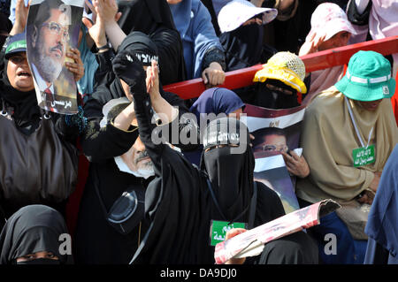 Le Caire, Le Caire, Égypte. 7 juillet, 2013. Les partisans du Président égyptien déchu Mohamed Morsi crier des slogans comme ils le rassemblement à l'El-Adwyia Raba square où ils campent au Caire le 8 juillet 2013. Au moins 51 personnes ont été tuées lundi lorsque des manifestants furieux par le renversement militaire de l'Égypte a élu le président islamiste a déclaré que l'armée a ouvert le feu au cours de la prière du matin à l'extérieur de la caserne du Caire où Morsi est détenu Crédit : Ahmed Asad APA/Images/ZUMAPRESS.com/Alamy Live News Banque D'Images