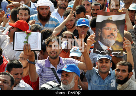 Le Caire, Le Caire, Égypte. 7 juillet, 2013. Les partisans du Président égyptien déchu Mohamed Morsi crier des slogans comme ils le rassemblement à l'El-Adwyia Raba square où ils campent au Caire le 8 juillet 2013. Au moins 51 personnes ont été tuées lundi lorsque des manifestants furieux par le renversement militaire de l'Égypte a élu le président islamiste a déclaré que l'armée a ouvert le feu au cours de la prière du matin à l'extérieur de la caserne du Caire où Morsi est détenu Crédit : Ahmed Asad APA/Images/ZUMAPRESS.com/Alamy Live News Banque D'Images