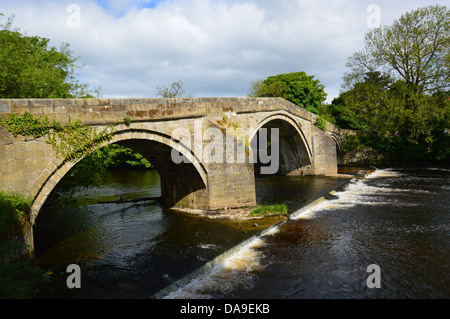 Le vieux pont sur la Wharfe dans Ilkey au point de départ du sentier de grande façon Dales Yorkshire Wharfedale Banque D'Images