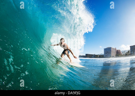 Surfer sur la vague de l'océan bleu se branche Banque D'Images