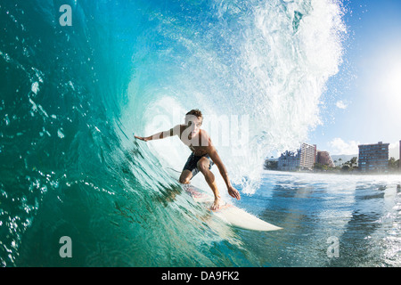 Surfer sur la vague de l'océan bleu se branche Banque D'Images