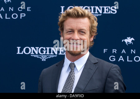 L'acteur australien Simon Baker joue comme Patrick Jane dans la série TV 'The Mentalist' au Prix de Diane Longines à Chantilly Banque D'Images