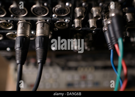Vidéo RVB et audio XLR câbles numériques dans le panneau arrière du magnétoscope professionnel. Banque D'Images