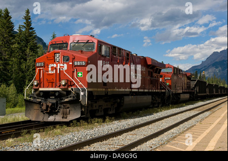 Train de marchandises du Canadien Pacifique assis à Banff, Alberta, Canada Banque D'Images