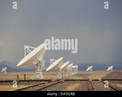 Grand télescope radio antennes satellite au Very Large Array dans le désert près de Socorro, Nouveau Mexique. Banque D'Images