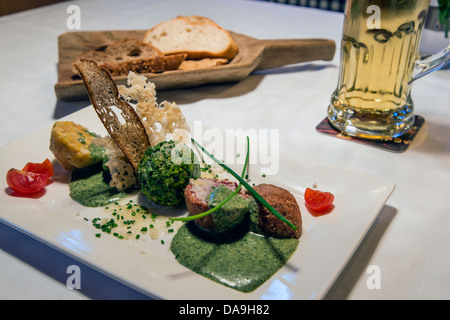 Knödel ou Canederli boulettes de pain, une spécialité typique du Haut-Adige ou Tyrol du Sud, Italie Banque D'Images