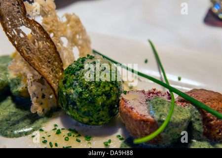 Knödel ou Canederli boulettes de pain, une spécialité typique du Haut-Adige ou Tyrol du Sud, Italie Banque D'Images