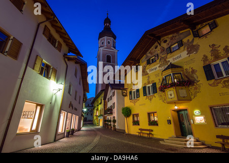 Rue de la vieille ville de nuit, Castelrotto Kastelruth, Haut-Adige ou Tyrol du Sud, Italie Banque D'Images