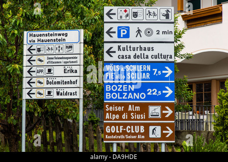 Des panneaux de direction routière bilingue dans le Tyrol du Sud ou de l'Alto Adige, Italie Banque D'Images