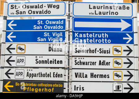 Des panneaux de direction routière bilingue dans le Tyrol du Sud ou de l'Alto Adige, Italie Banque D'Images